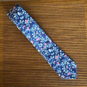 Men’s blue floral tie
100% cotton
New - No tags